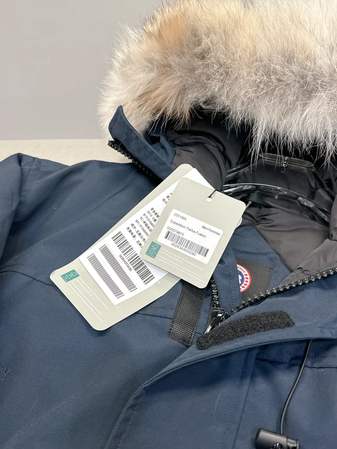 P840 Canada Goose 13 down jackets, timeless classics, same style for men and women, mid-length windbreaker jacket. Canada Goose technology waterproof fabric is wind and cold resistant and extremely warm! Plush heat storage keeps you warm and warms you up quickly! Extra large fur collar design, fine fur, smooth to the touch, comfortable and skin-friendly! Double windproof cuffs to prevent cold wind from entering! The pockets have a flap zipper design and the upper pocket is a diagonal pocket, which is convenient and practical! Canada Goose’s popularity in the past two years has greatly surpassed that of the king of down jackets, the Meng Mouth, and it is the hottest item in autumn and winter on INS! Same style for men and women, Canada Goose’s classic style! Color: Black, Off-white, Gray, Navy Size: XS S M L XL XXL